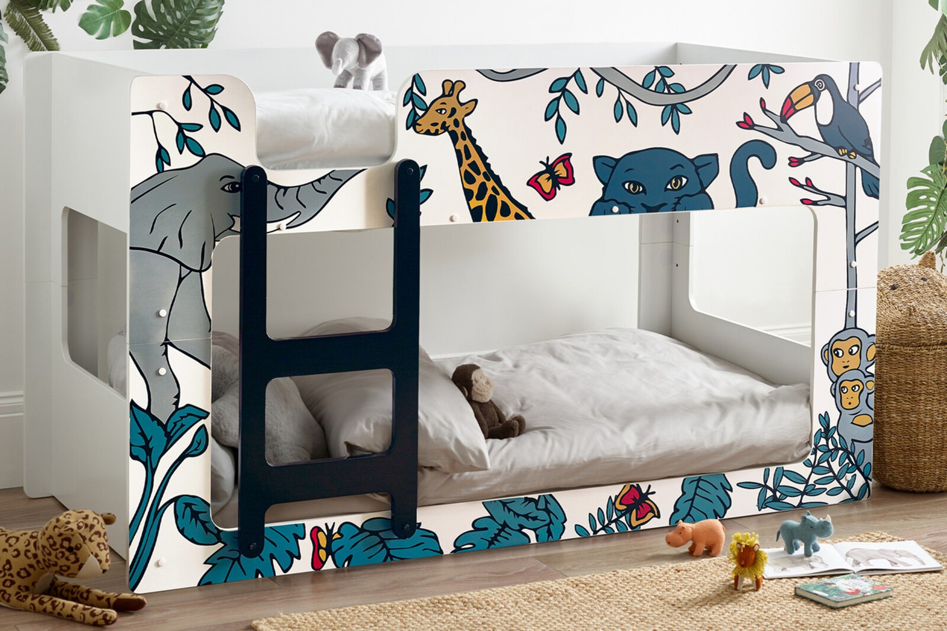 Vibrant low-bunk bed with a bottom bunk that's ideal for toddlers.